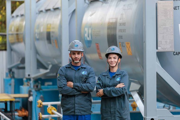 Equipe da RLX diante dos tanques na fábrica de Manaus