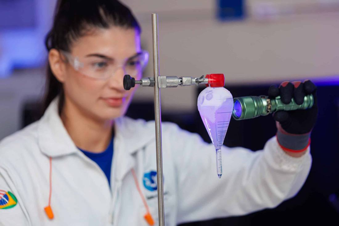 Analista no laboratório da fábrica RLX