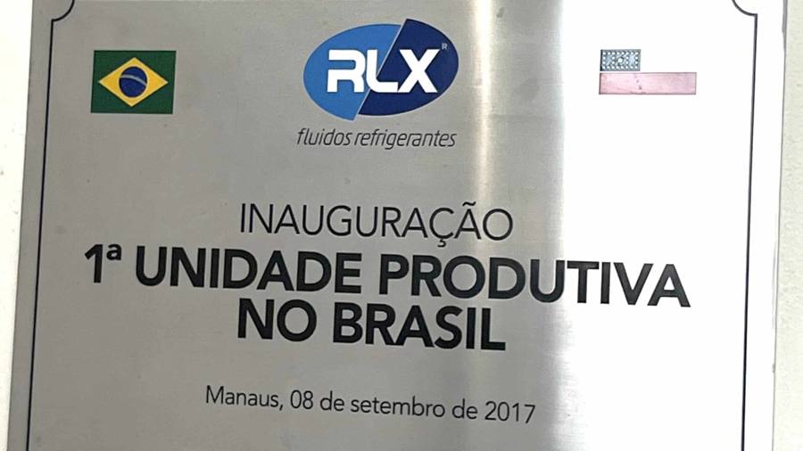 Placa de inauguração da primeira unidade produtiva da RLX no Brasil, Manaus, 8 de setembro de 2017